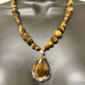 Gorgeous and Beautiful Tiger Eye Teardrop Necklace + graduated Beads Brand NEW